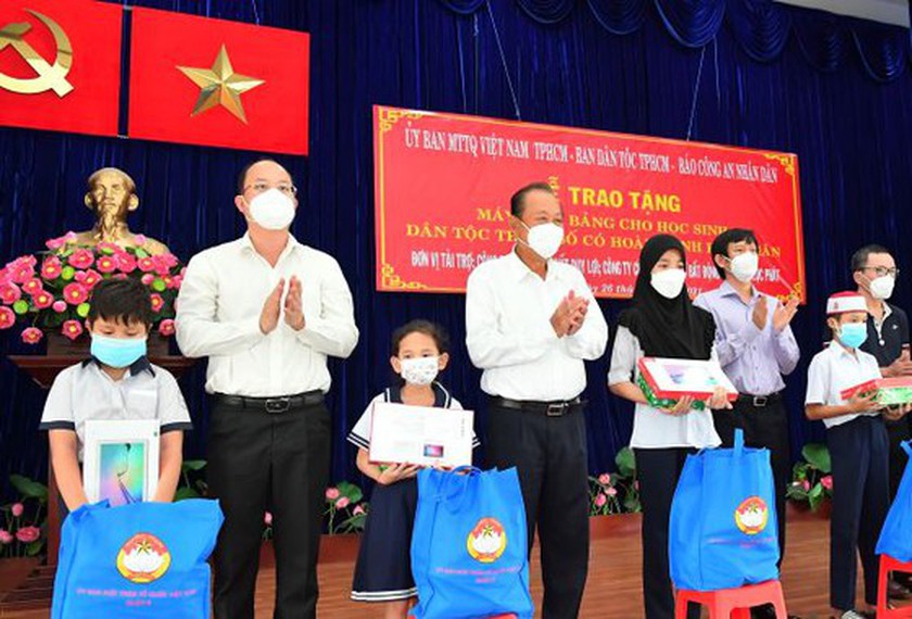 Poor ethnic minority students in HCMC given tablet computers