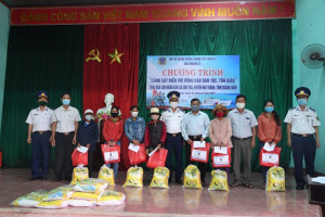  Coast guards present supports to ethnic people in Quang Nam