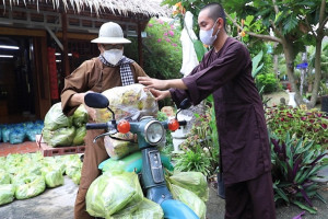 Buddhist pagoda in Can Tho sends supports to disadvantaged people