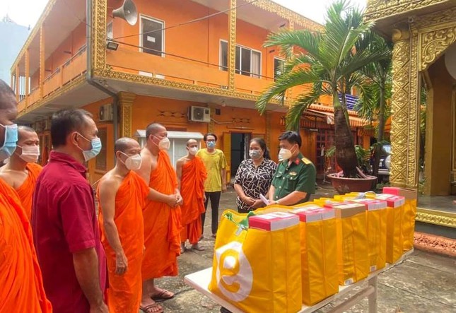 Presenting gift sets to Khmer monks and lay Buddhist in Ho Chi Minh City