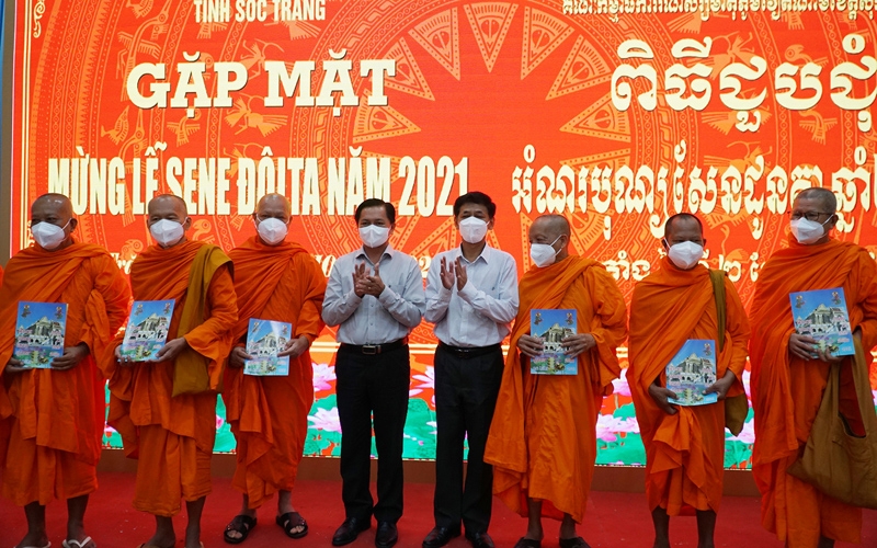 Soc Trang meets typical Khmer monks and cadres on Sene Dolta Festival