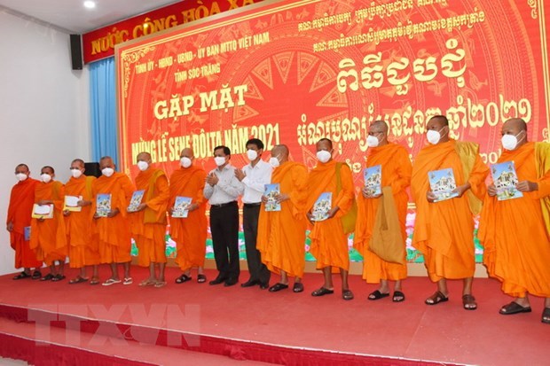 Bac Lieu's officials congratulate Khmer people on Sene Dolta Festival 