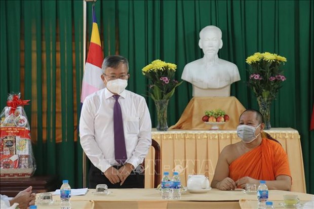 Can Tho officials congratulate local Khmer on Sene Dolta Festival