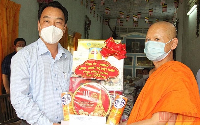 Leaders of Vinh Long and Ca Mau congratulate local Khmer on Sene Dolta Festival