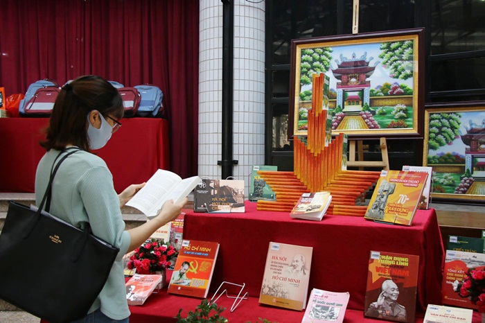 Exhibition of books and publications marks 67th anniversary of the capital liberation