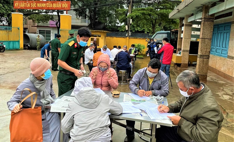 5th Military Region gives Covid-19 vaccine shots to religious dignitaries in Dak Lak