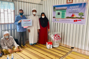 Islamic representative committee in An Giang hands over charity houses to poor households