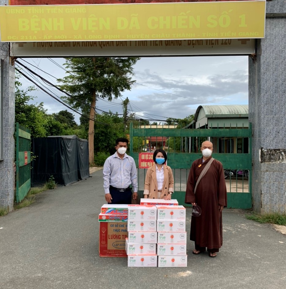 Buddhist pagoda in Tien Giang presents supports to Covid-19 prevention work