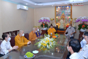 President Nguyễn Xuân Phúc visits Vinh Nghiem pagoda