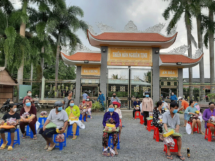 Truong Phuoc Pagoda in Tien Giang hands over support packages to workers