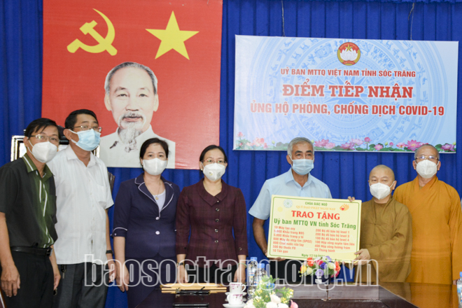 Buddhist pagoda in Ho Chi Minh City donates medical equipment for Covid-19 prevention and control to Soc Trang