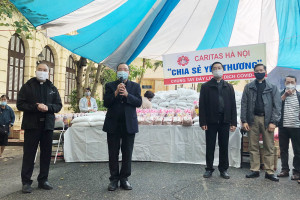 Hanoi Caritas presents supports to poor locals