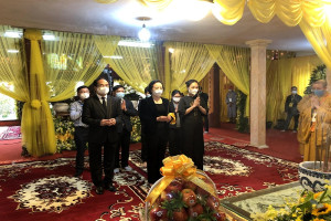 Officials of Home Affairs Ministry and Government Religious Committee pay tribute to Most Venerable Thích Phổ Tuệ