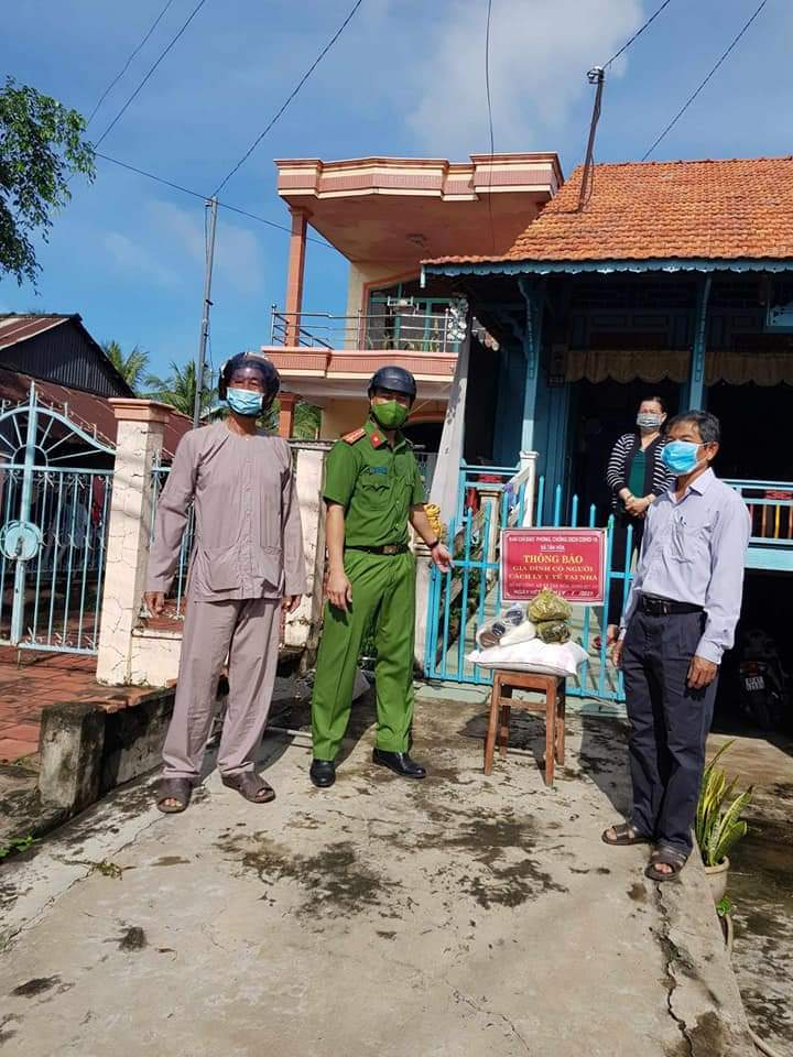 Hoa Hao Buddhist’s executive board in An Giang presents supports to people affected by Covid-19 pandemic