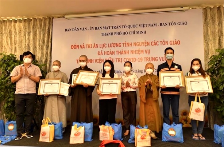 Authorities in Ho Chi Minh City honor religious volunteers supporting frontline forces against Covid-19 pandemic