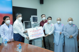 Thien Quang pagoda in Binh Duong presents medical equipment for Covid-19 treatment in Ho Chi Minh City