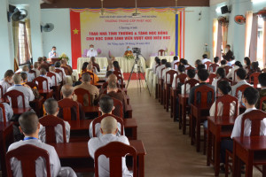 Buddhist High School in Da Nang presents financial support to poor families and scholarships to students with excellent school results