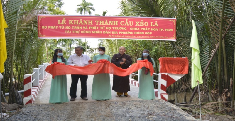 VBS’s social charity board in Ben Tre inaugurates two rural bridges