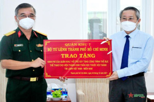  Military command in Ho Chi Minh City presents financial assistance for building sport facility of Bible and Theology Institute