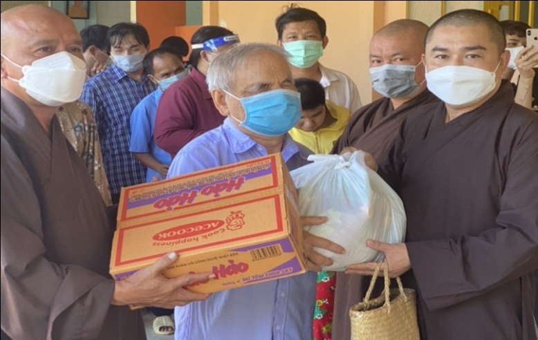 VBS in Chau Thanh district presents sets of supports to blind people and Agent Orange victims