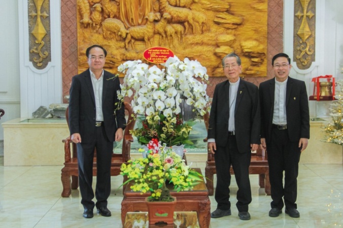 Deputy Minister Vũ Chiến Thắng extends pre-Christmas visit to Thai Binh diocese 