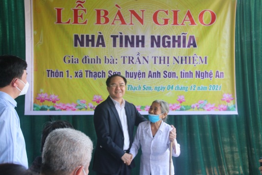 Deputy Minister Vũ Chiến Thắng presents charity houses to policy beneficiaries in Nghe An