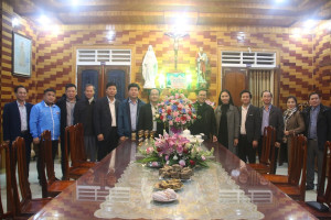 Deputy Minister of Home Affairs Vũ Chiến Thắng pays visits to religious establishments in Nghe An province