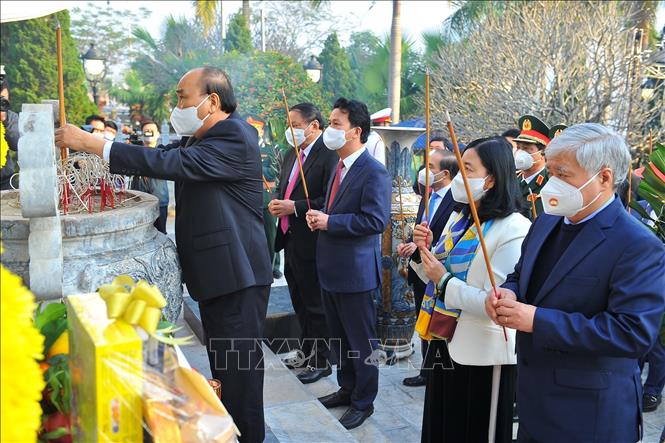 President pays tribute to martyrs in Ha Giang