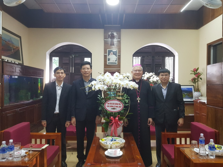 Government religious committee official pays pre-Christmas visits to Christian organizations in Central region