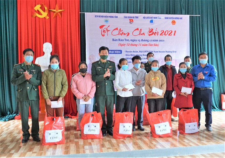 Chut ethnic group in Ha Tinh province receive gift sets on its traditional Tet festival