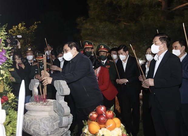 Prime Minister offers incense to Gen. Võ Nguyên Giáp 