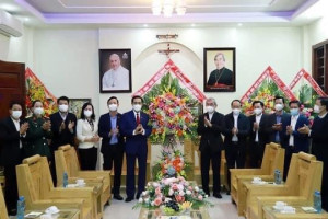 Provincial government of Ha Tinh, Ben Tre extends Christmas greetings to Christian