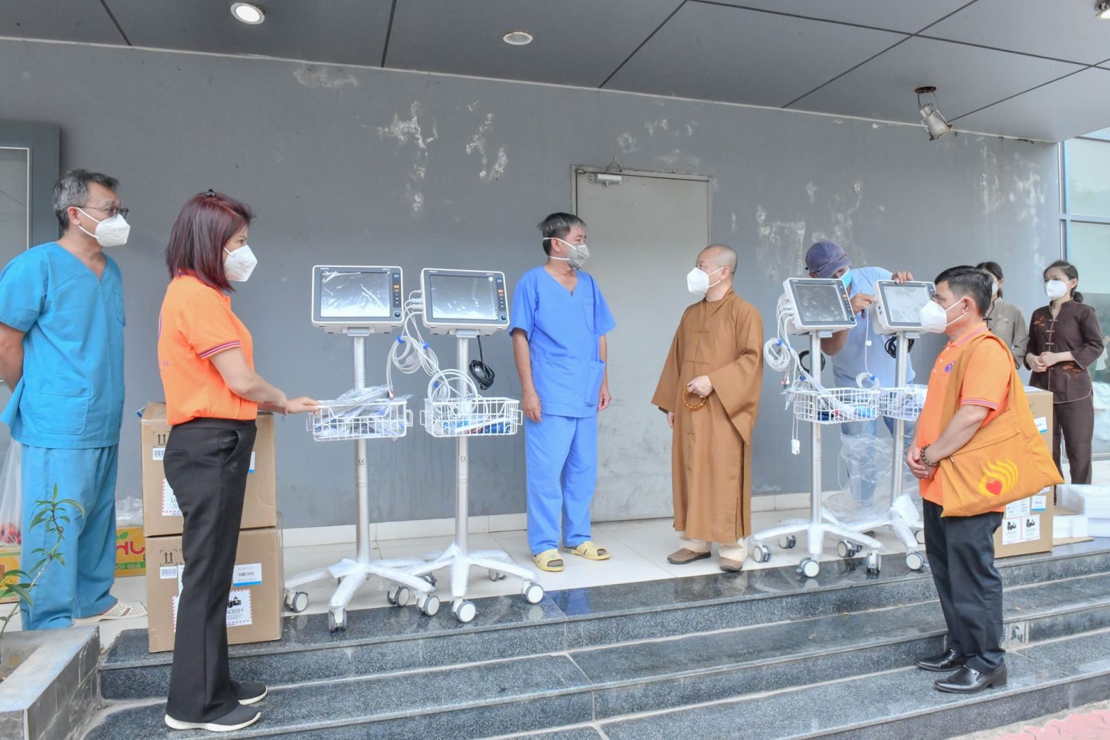 Giac Ngo pagoda presents four monitors to field hospital No.10 