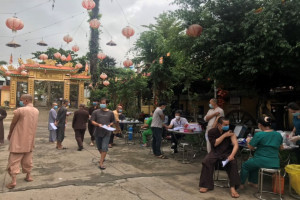 Key religious followers in Ho Chi Minh City and Ninh Binh province receive second Covid-19 vaccine shot