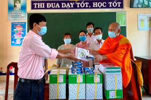 Buddhists presents gifts to poor pupils on occasion of new school year 2021-2022