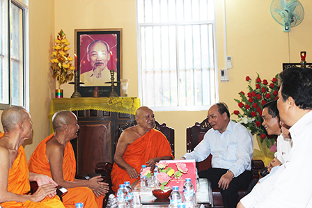 Deputy Prime Minister Nguyễn Xuân Phúc visits the Association for solidarity of patriotic monks in Soc Trang province