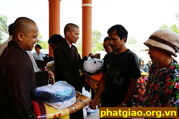 Quang Nam province: Pho Chau pagoda presents gifts to Gie Trieng ethnic people