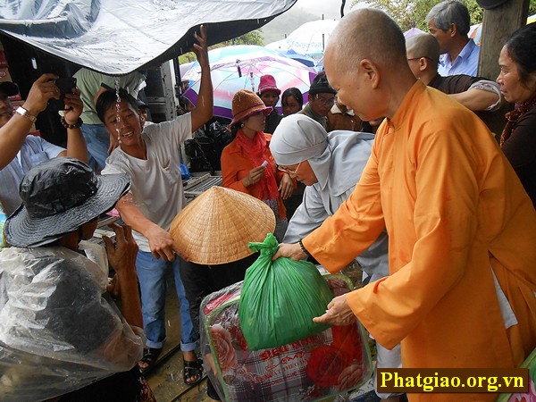 Quang Nam province: Charitable gifts to Ve ethnic people