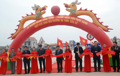 Quang Binh province: bridge to Con Se Catholic village inaugurated