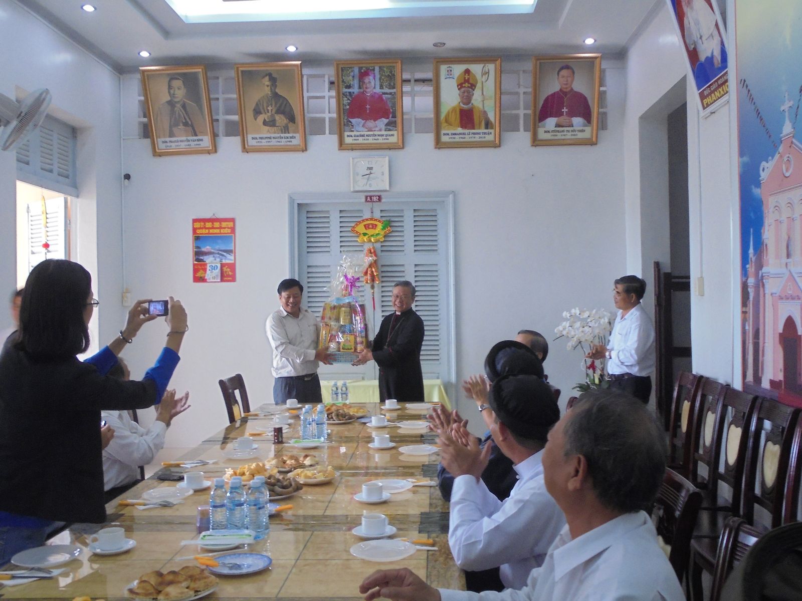 Can Tho city: VFF Committee organizes Easter visits to Catholic and Protestant churches 