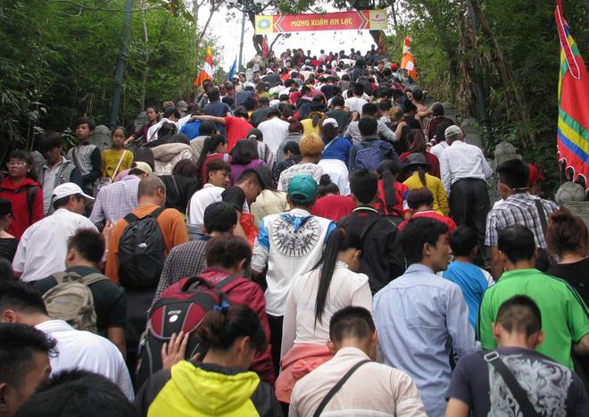 Pilgrims flock to Yen Tu festival