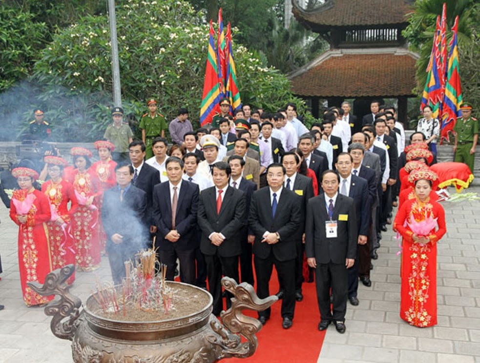 Vietnamese leaders offer incense to legendary Fathers