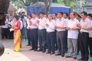 Bac Ninh province’s leaders attend Do temple festival 2015