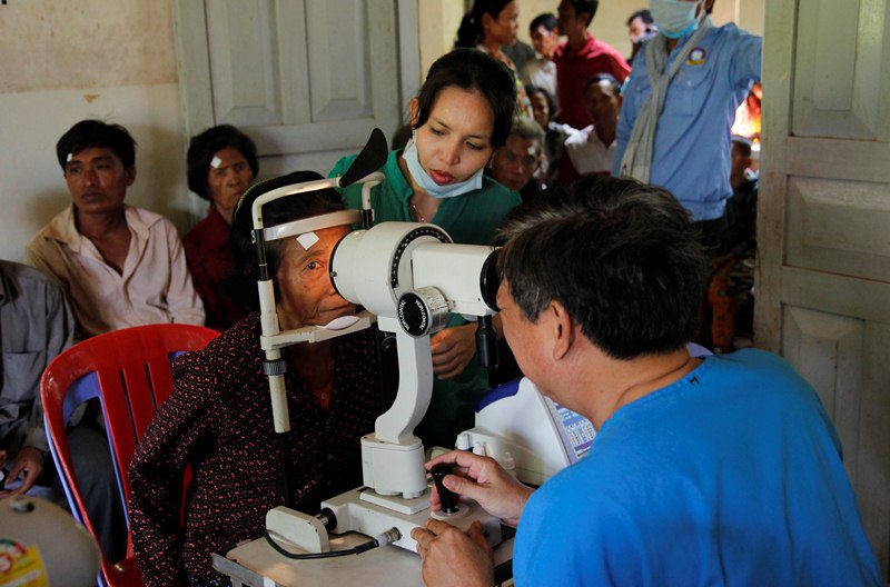 Giac Nguyen pagoda conducts medical charity in Cambodia  