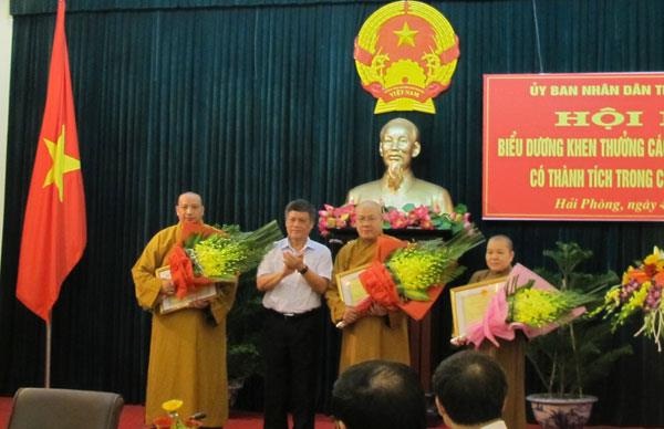 Hai Phong city honors religious dignitaries for outstanding social charities