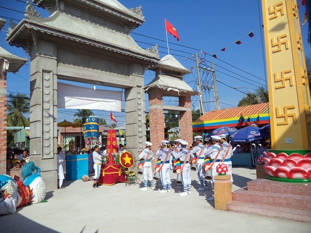 Dong Thap province: Tan Hong Caodai parish installs worshipping symbol of Divine Eye