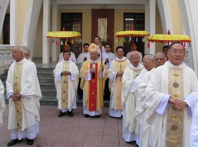 Hue Archdiocese ordains 13 new priests
