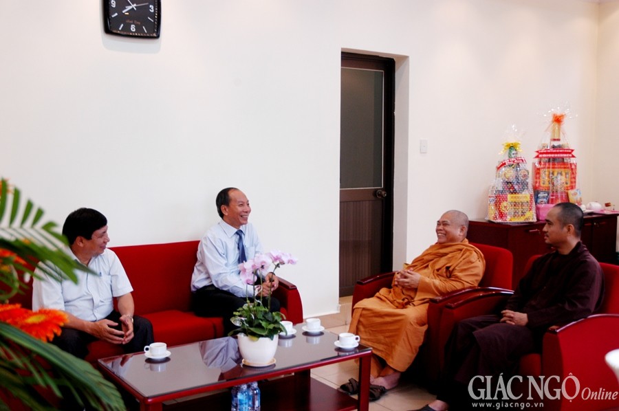 Government Religious Committee leader visits Enlightenment  newspaper 