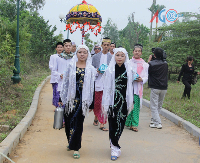 An Giang province: Cham people celebrate Ramadan festival