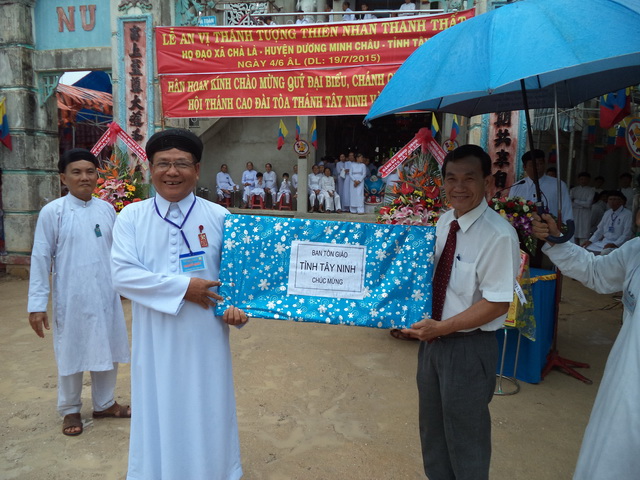 Tay Ninh province: Cha La Caodai parish installs worshipping symbol of Divine Eye